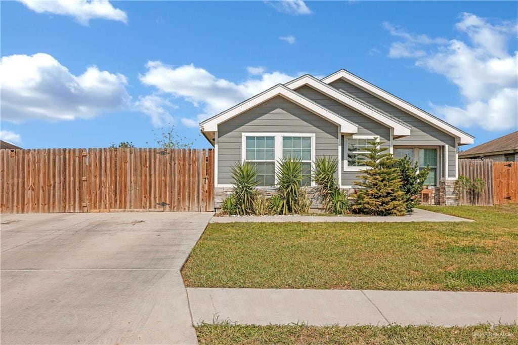 view of front of house featuring a front yard