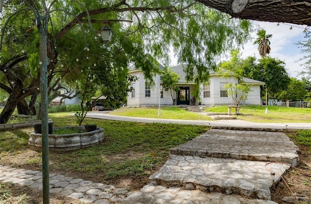 view of front facade featuring a front lawn