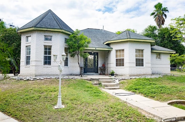 view of front of property with a front yard