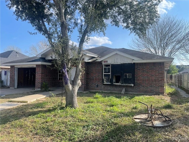 view of front of house with a front lawn