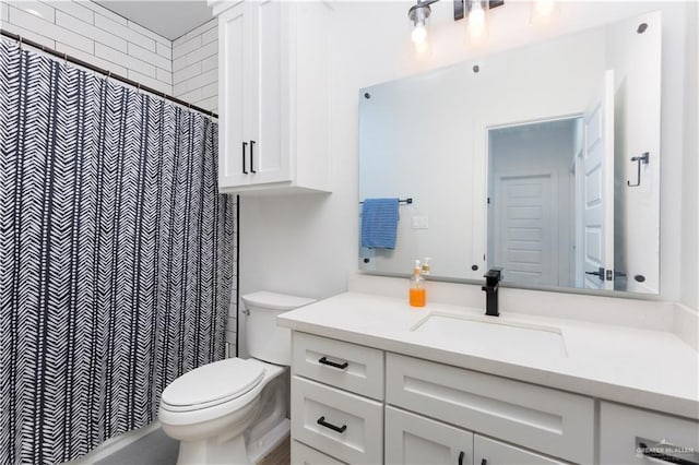 bathroom featuring toilet, a shower with shower curtain, and vanity