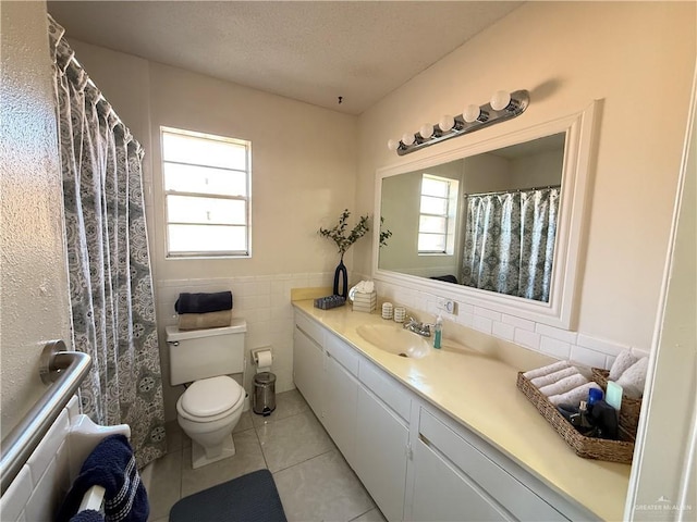 800 E Dallas Ave Unit 17, Mcallen, TX 78501 - full bath featuring tile patterned flooring, toilet, tile walls, vanity, and a textured ceiling