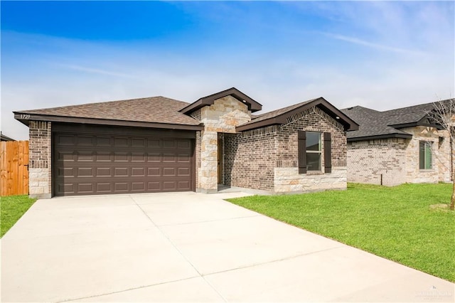 view of front facade featuring a garage and a front yard