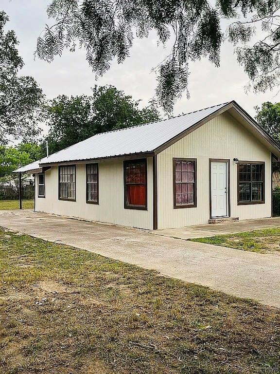 906 W Cooper St, Edinburg, TX 78541 - view of front of property featuring metal roof