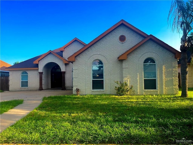 view of front of home featuring a front yard