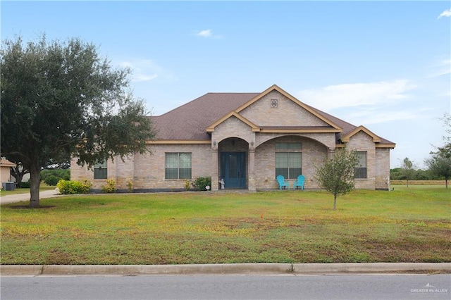 single story home with a front lawn