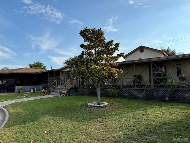 view of front of house featuring a front lawn