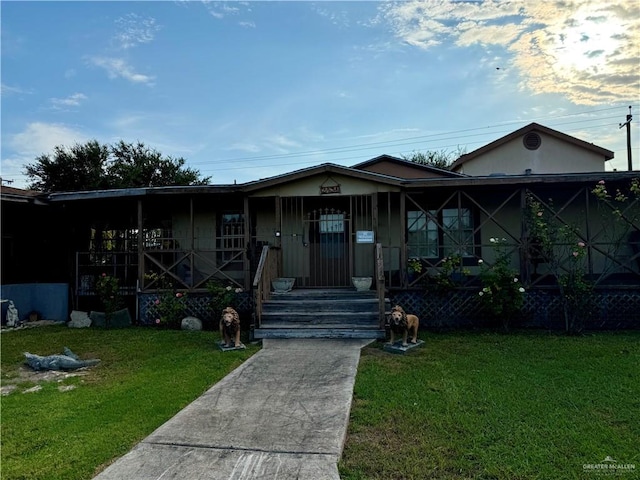 view of front of property featuring covered porch and a front yard