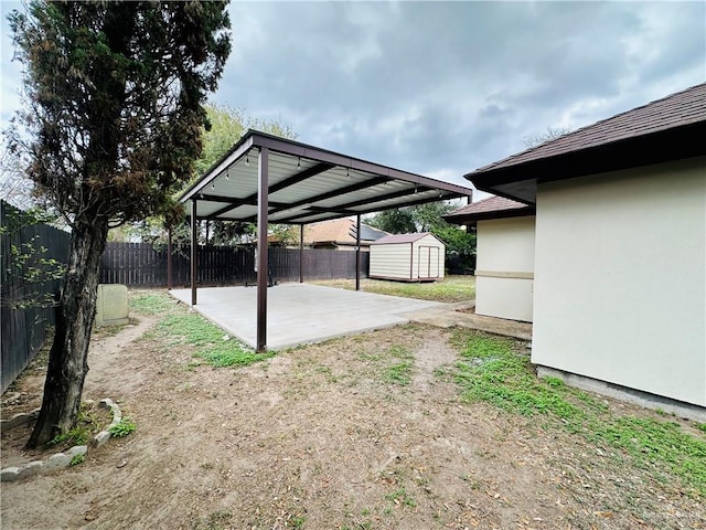 view of yard featuring a storage shed