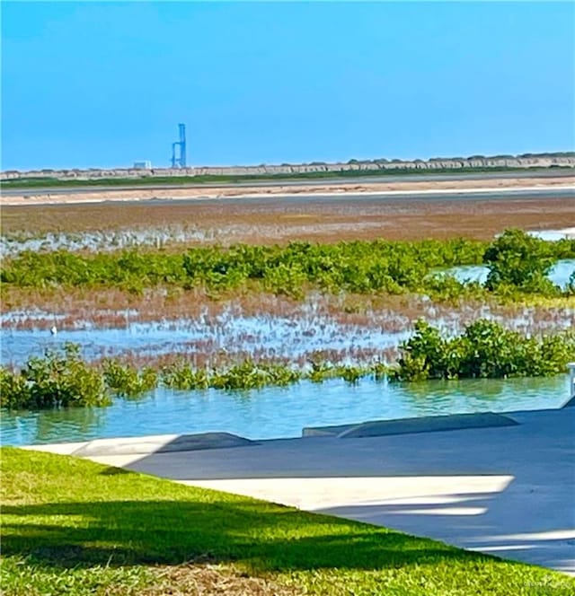 view of property's community featuring a yard