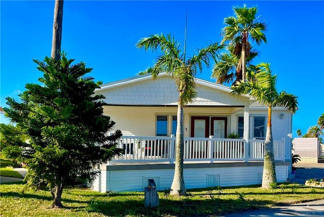 view of front of property with a front lawn and covered porch