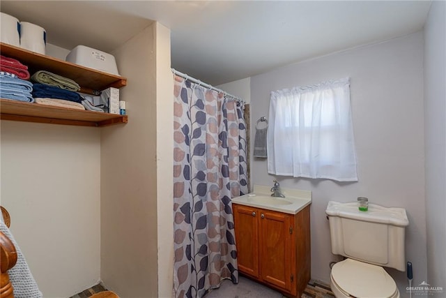 bathroom with toilet, a shower with curtain, and vanity