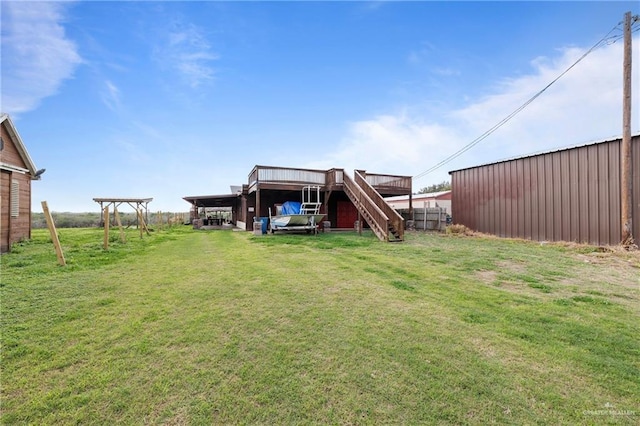 view of yard with a pole building