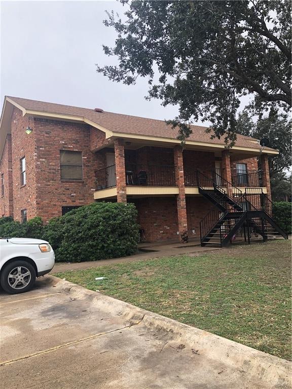 view of front of property with a front yard