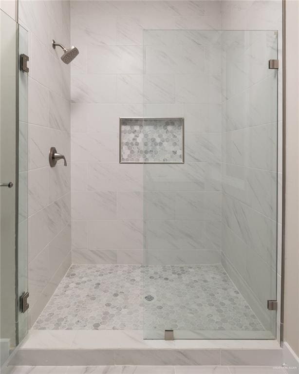 full bathroom featuring a stall shower