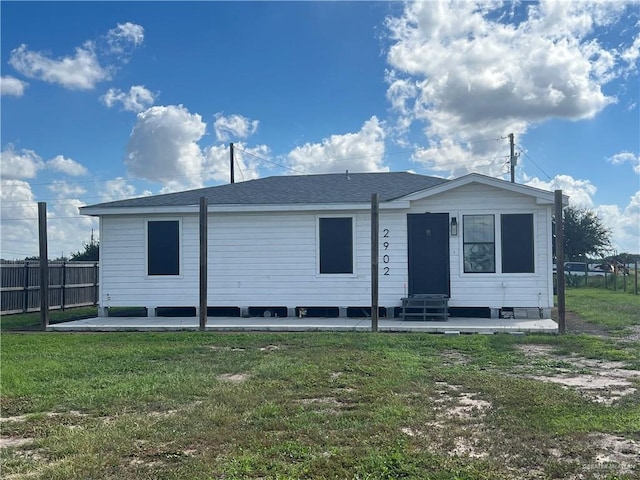 back of house featuring a lawn