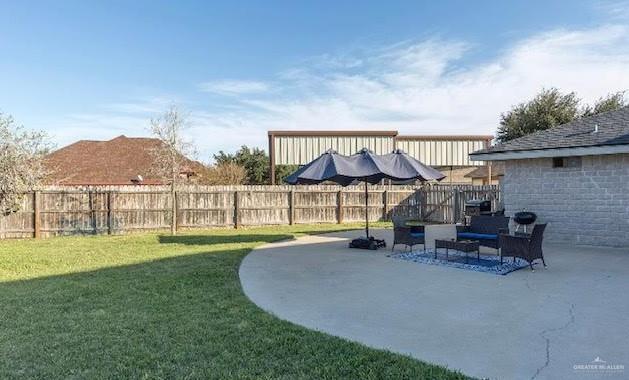 view of yard featuring a patio