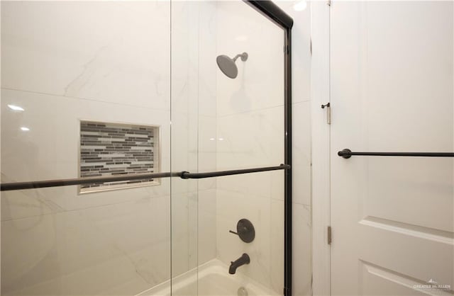 bathroom with tiled shower / bath combo