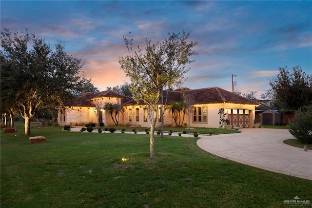 view of yard at dusk