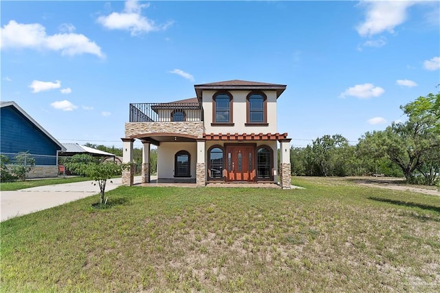 view of front of property featuring a porch and a front lawn