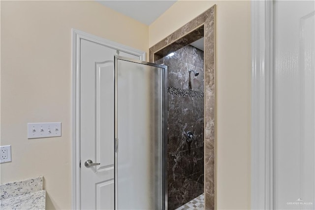 bathroom featuring a tile shower