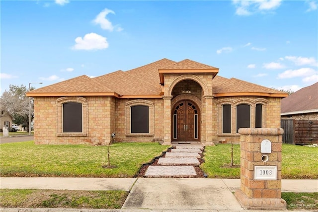 view of front of property featuring a front yard