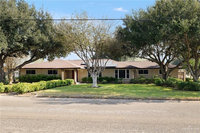 single story home with a front lawn