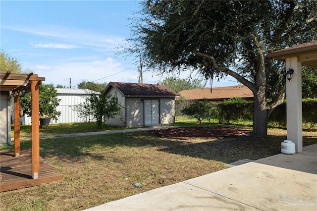 view of yard featuring a storage shed