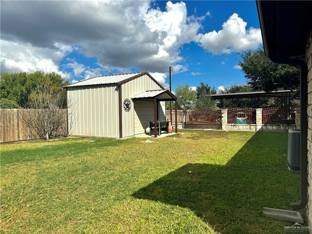 view of yard with a storage unit