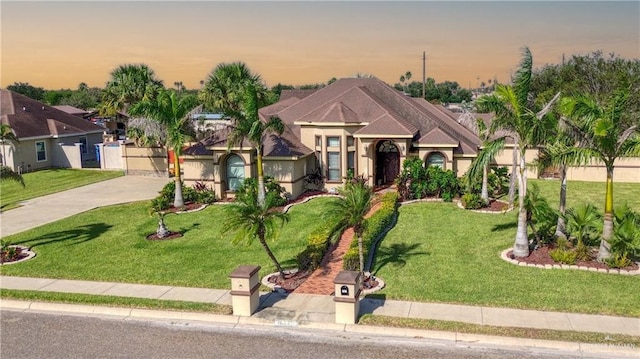 view of front of house featuring a yard