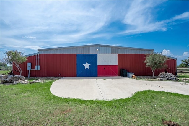 view of outdoor structure with a yard