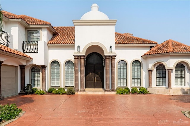 view of front of house featuring a balcony