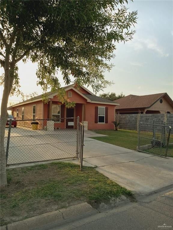 single story home with a front yard