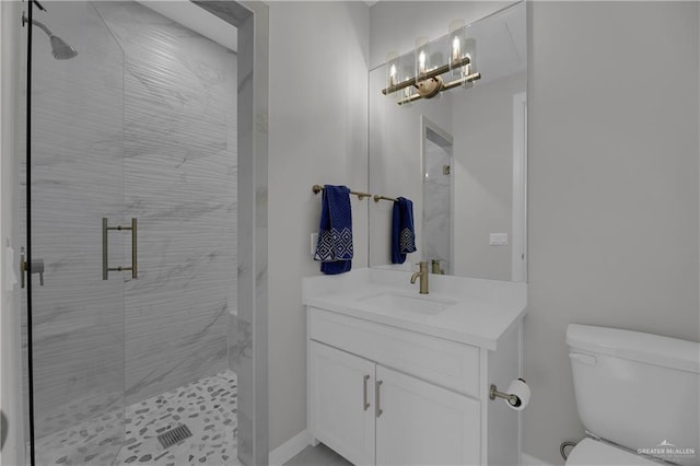 bathroom with an inviting chandelier, vanity, a shower with shower door, and toilet