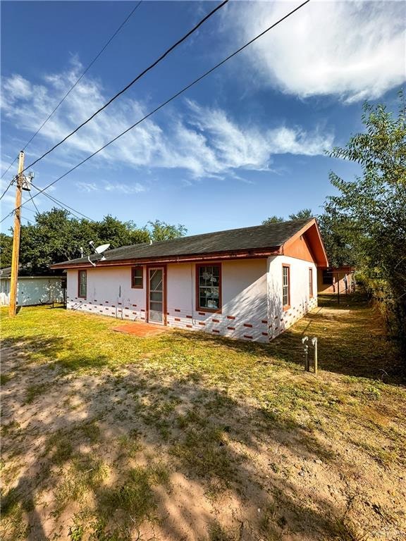 view of front of property featuring a front yard