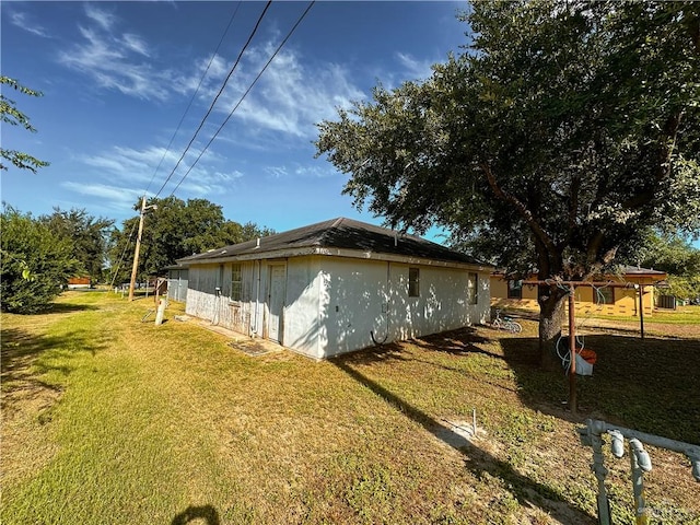 view of side of property featuring a yard