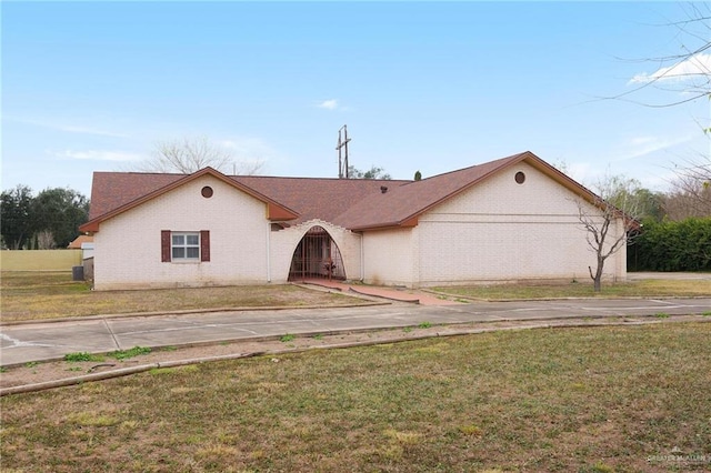 ranch-style home featuring a front lawn