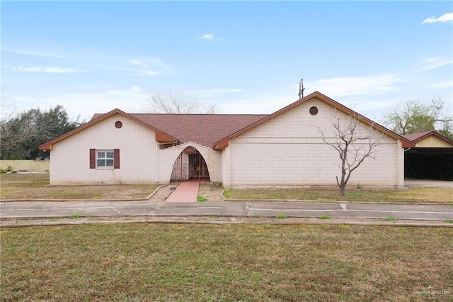 view of front of property with a front yard