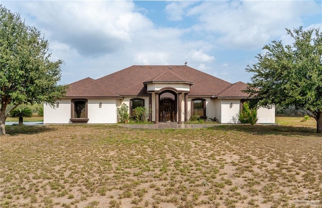 view of front of property with a front yard