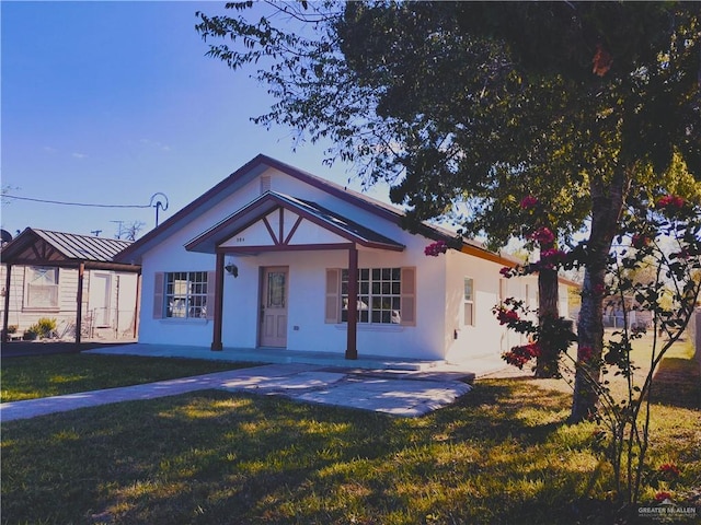 view of front of property with a front yard