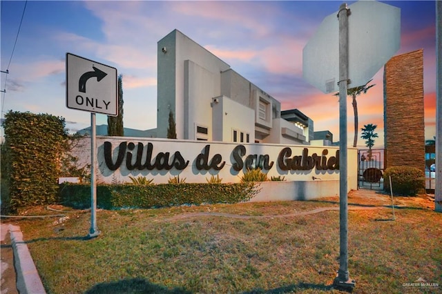 community / neighborhood sign featuring a yard