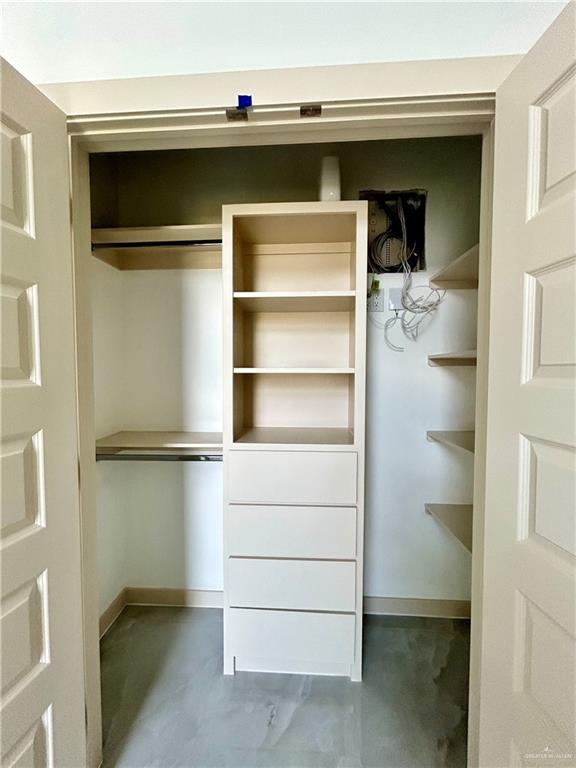 514 Oriole Dr, Los Fresnos, TX 78566 - view of closet