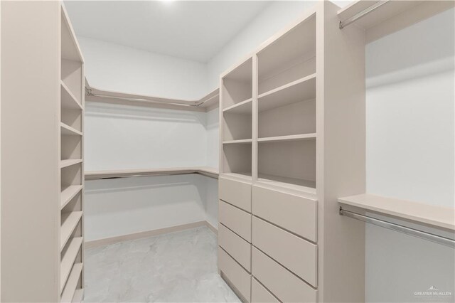 514 Oriole Dr, Los Fresnos, TX 78566 - unfurnished room with a tray ceiling and ceiling fan