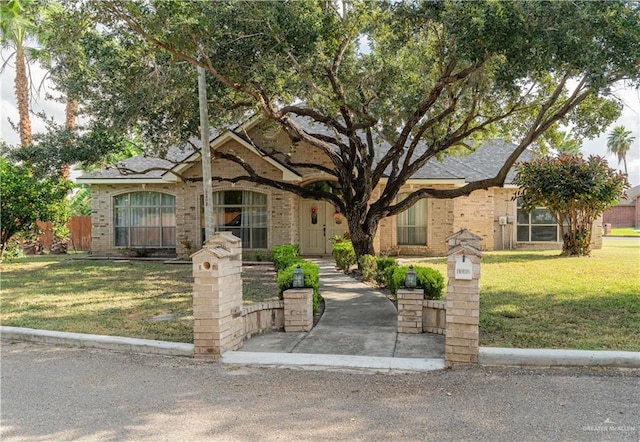 view of front of property with a front lawn