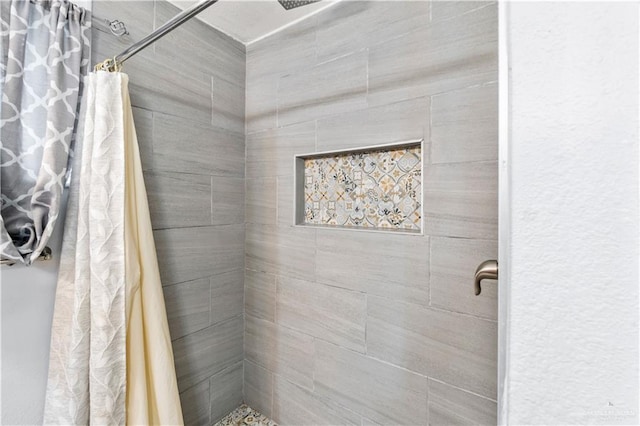 18064 Garrett Rd, Harlingen, TX 78552 - bathroom featuring a tile shower