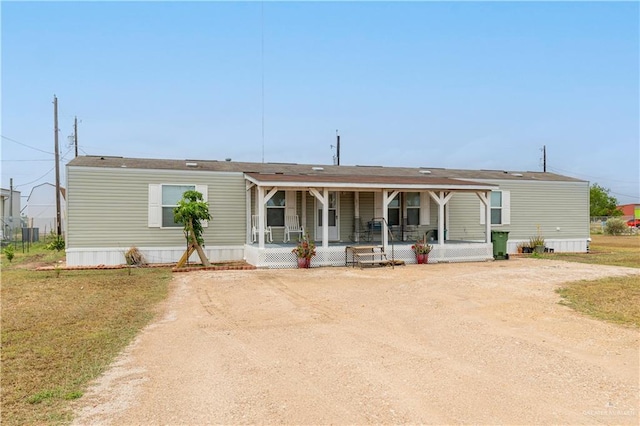 manufactured / mobile home featuring a porch