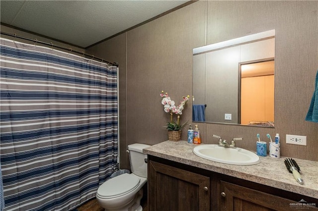 full bath featuring a shower with shower curtain, crown molding, toilet, vanity, and a textured ceiling