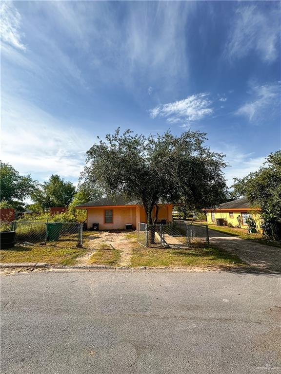 225 W 4th St, La Joya, TX 78560 - photo 3