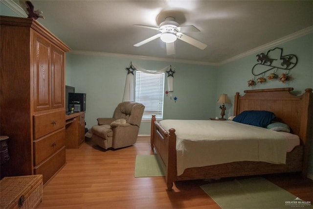 bedroom featuring light hardwood / wood-style floors, ceiling fan, and crown molding