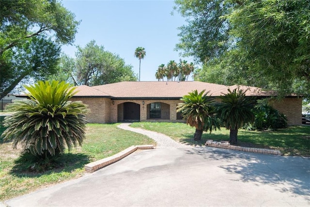 ranch-style house featuring a front lawn